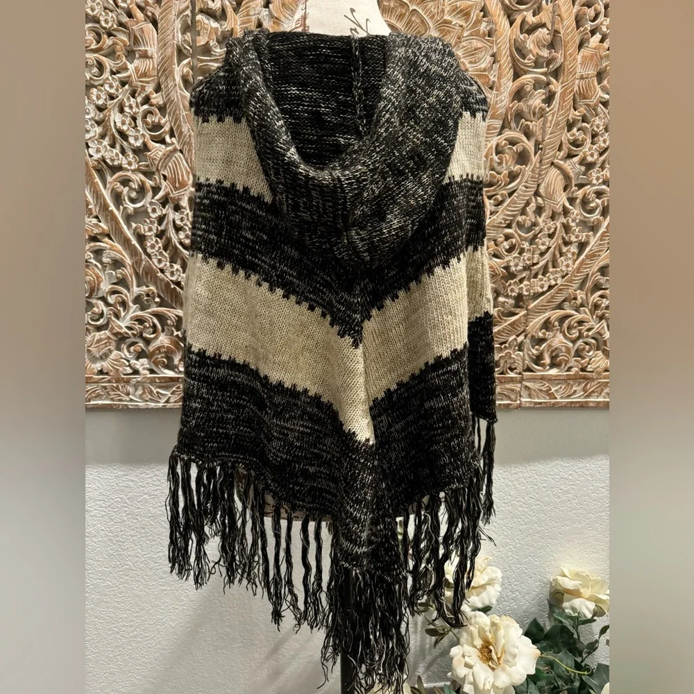 Anthropology Willow & Clay Fringe Hooded Poncho- size S - Picture 2 of 7
